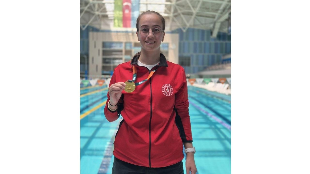 Avrasya Üniversitesi öğrencisi Bakü’den altın madalya ile döndü