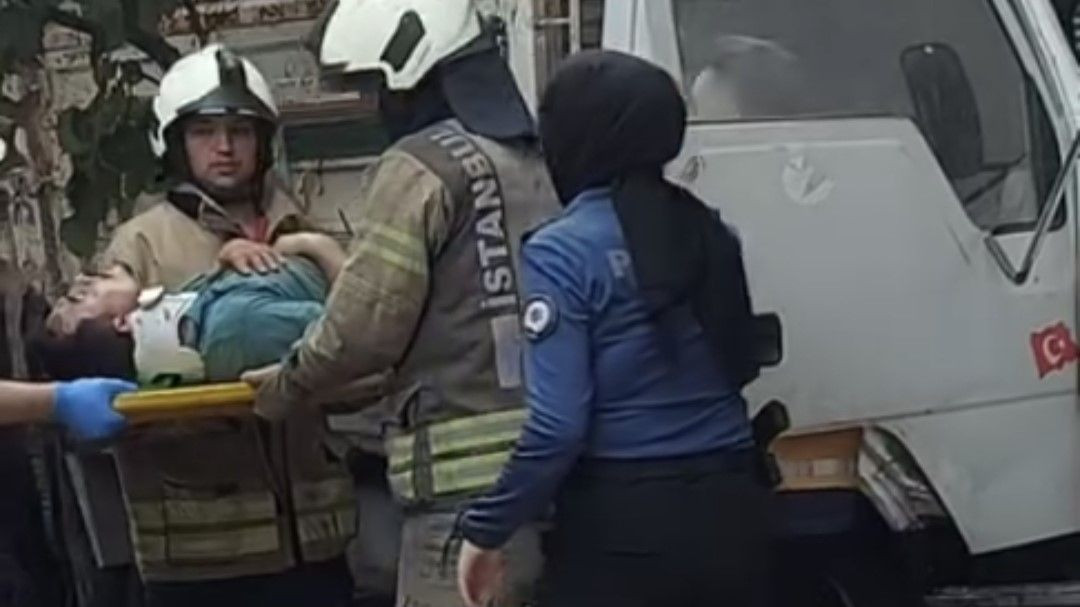 Sultangazi’de yokuş aşağı inerken freni boşalan kamyonet binaya çarptı - Sayfa 1