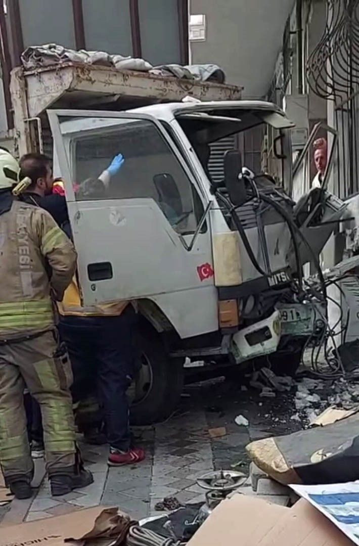 Sultangazi’de yokuş aşağı inerken freni boşalan kamyonet binaya çarptı - Sayfa 2