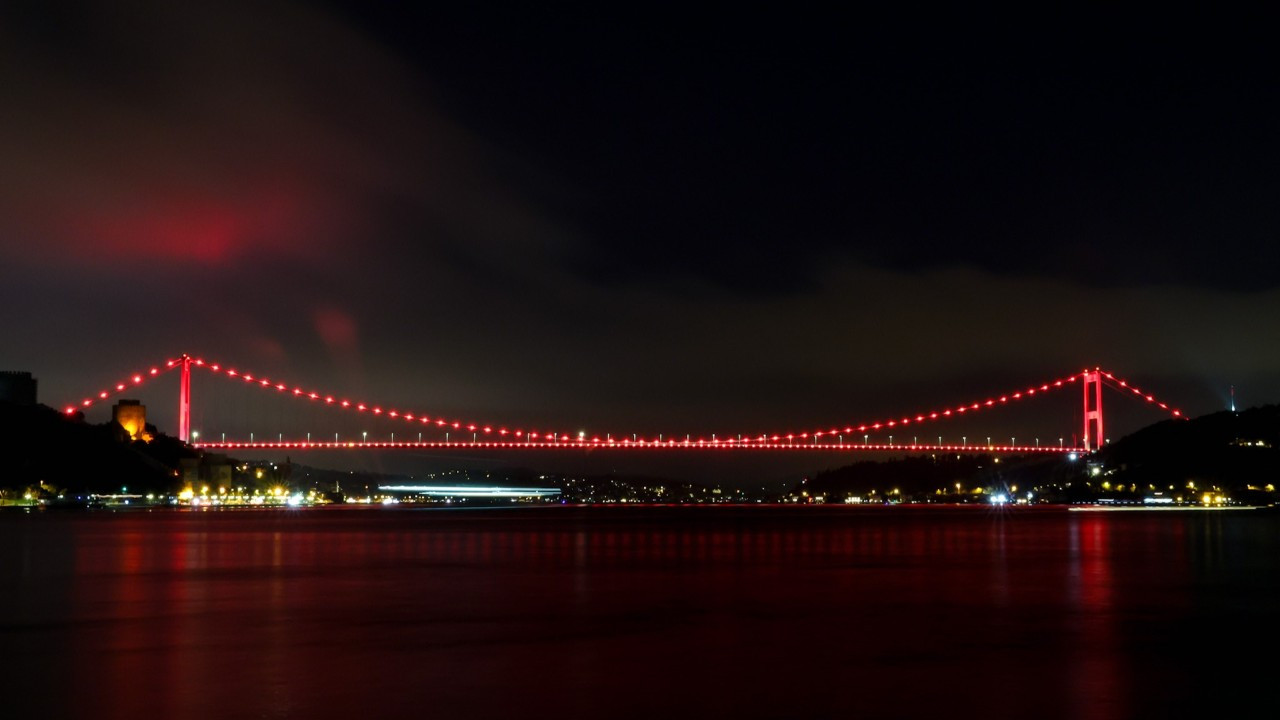 Kızılay'ın 157'nci yıldönümünde simge yapılar kırmızıya büründü