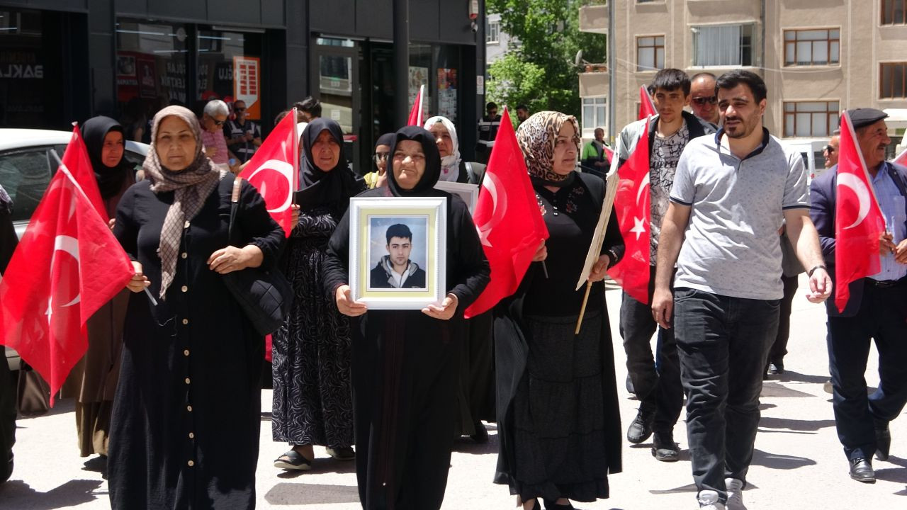 Evlat nöbetindeki aileler: "Umutla çocuklarımızı bekliyoruz" - Sayfa 1