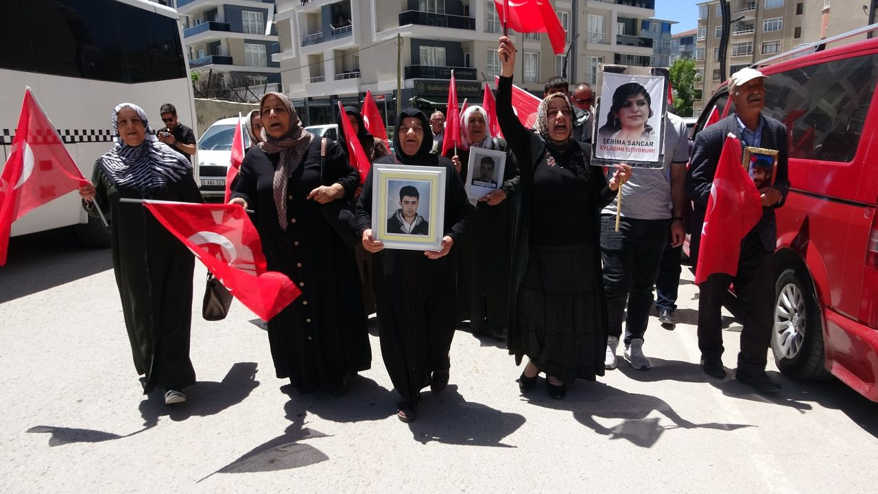 Evlat nöbetindeki aileler: "Umutla çocuklarımızı bekliyoruz" - Sayfa 4