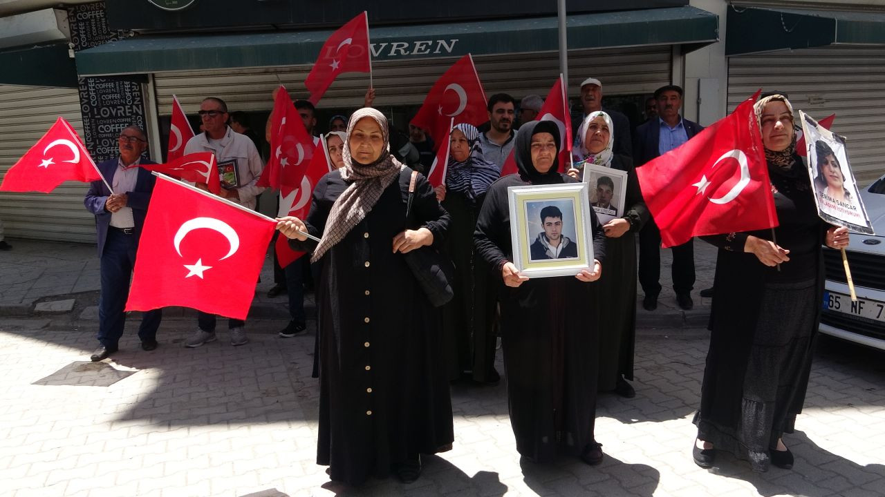 Evlat nöbetindeki aileler: "Umutla çocuklarımızı bekliyoruz" - Sayfa 6