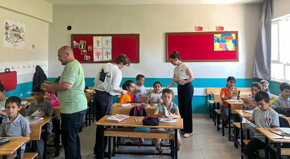 İlkokul öğrencilerine kitap dağıttılar - Sayfa 1