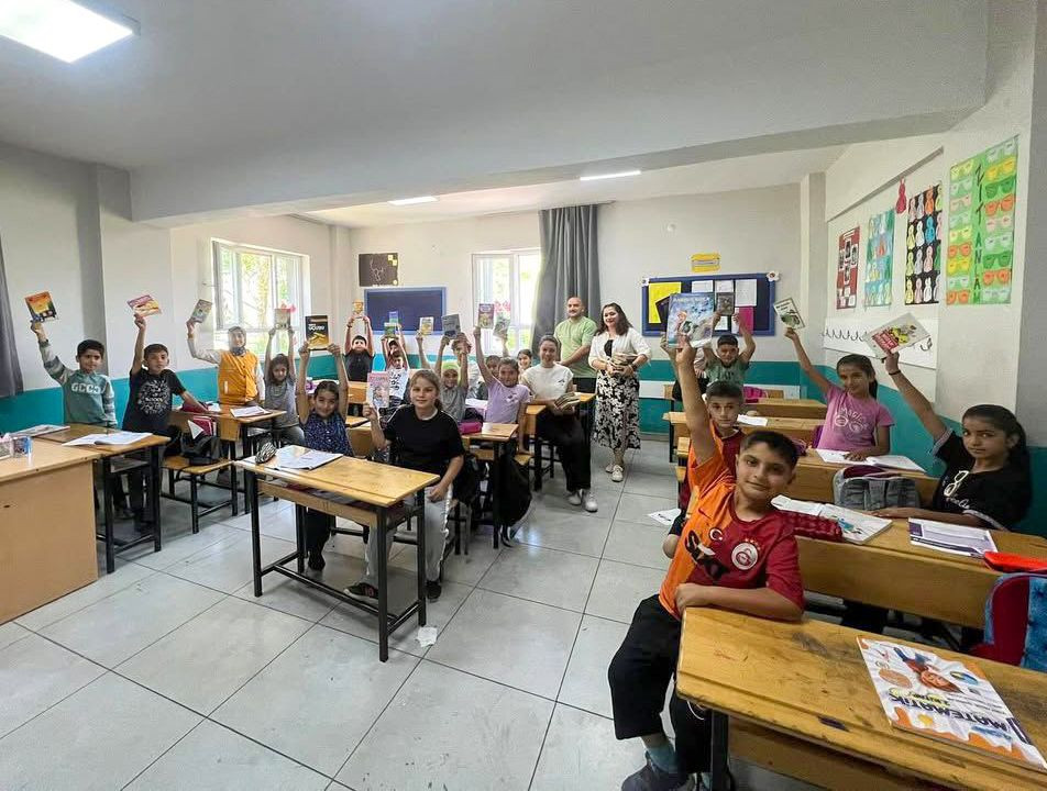 İlkokul öğrencilerine kitap dağıttılar - Sayfa 2