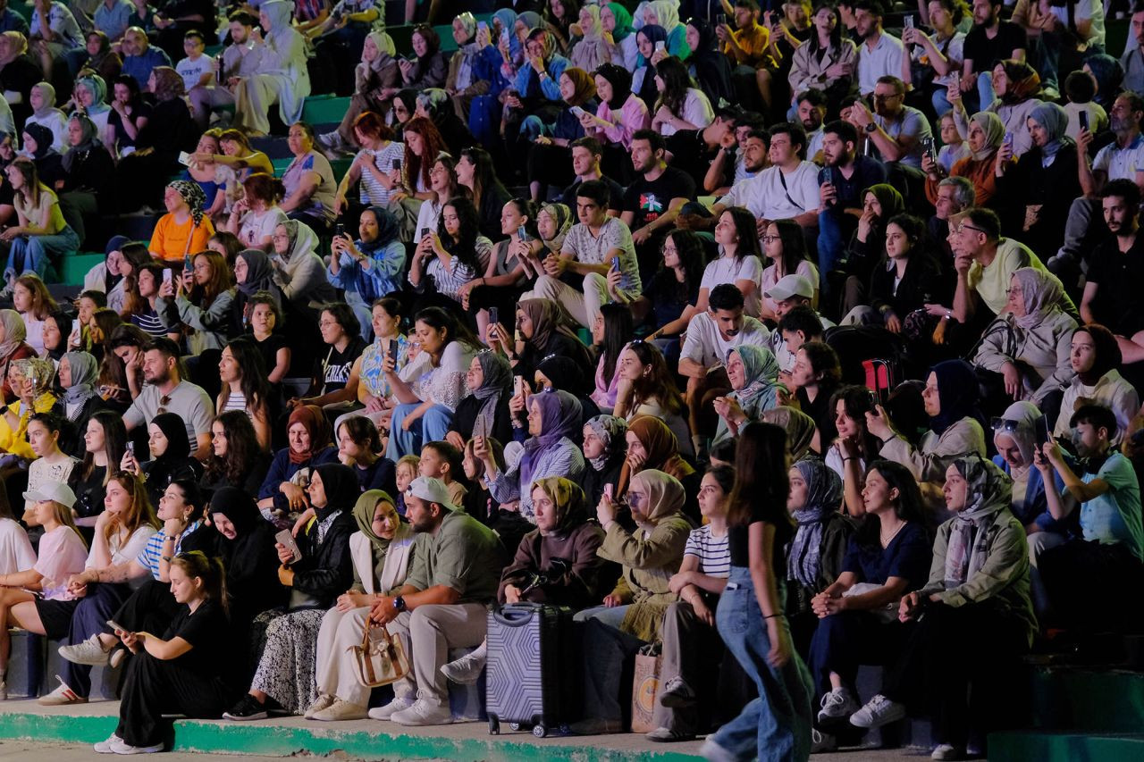 Büyükşehir’in ‘Yaz Seninle Güzel’ konser rüzgarında Emir Şamur coşkusu - Sayfa 6