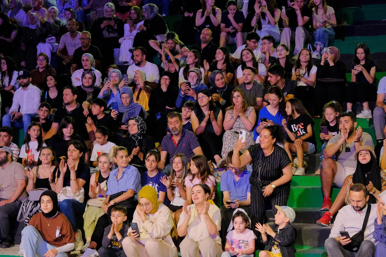 Büyükşehir’in ‘Yaz Seninle Güzel’ konser rüzgarında Emir Şamur coşkusu - Sayfa 8