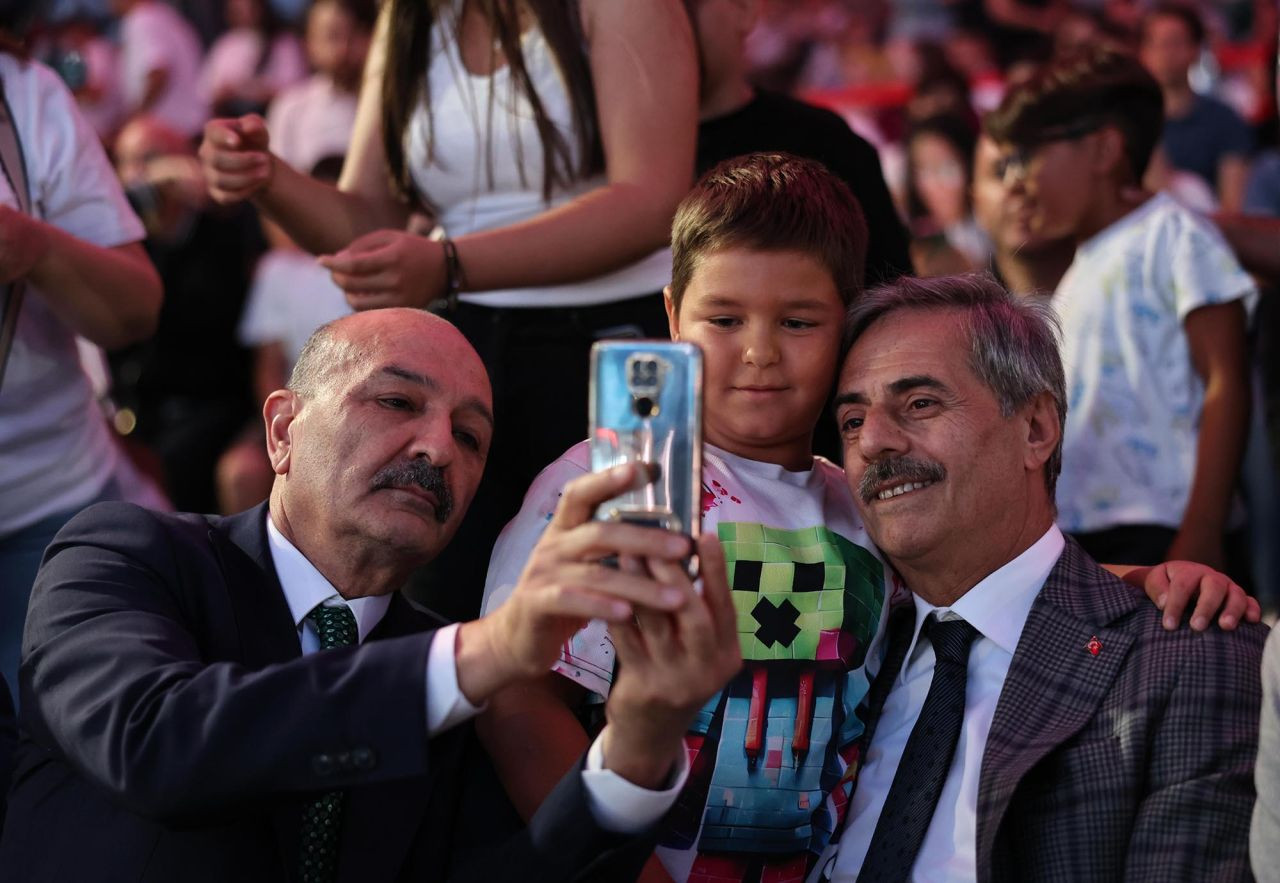 Dünya sahnesi İlyas Yalçıntaş konseri ve şovlarla şölene dönüştü - Sayfa 1