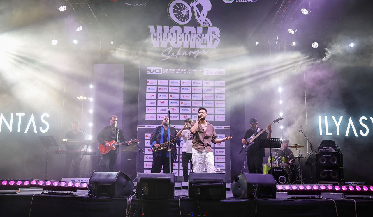 Dünya sahnesi İlyas Yalçıntaş konseri ve şovlarla şölene dönüştü - Sayfa 5