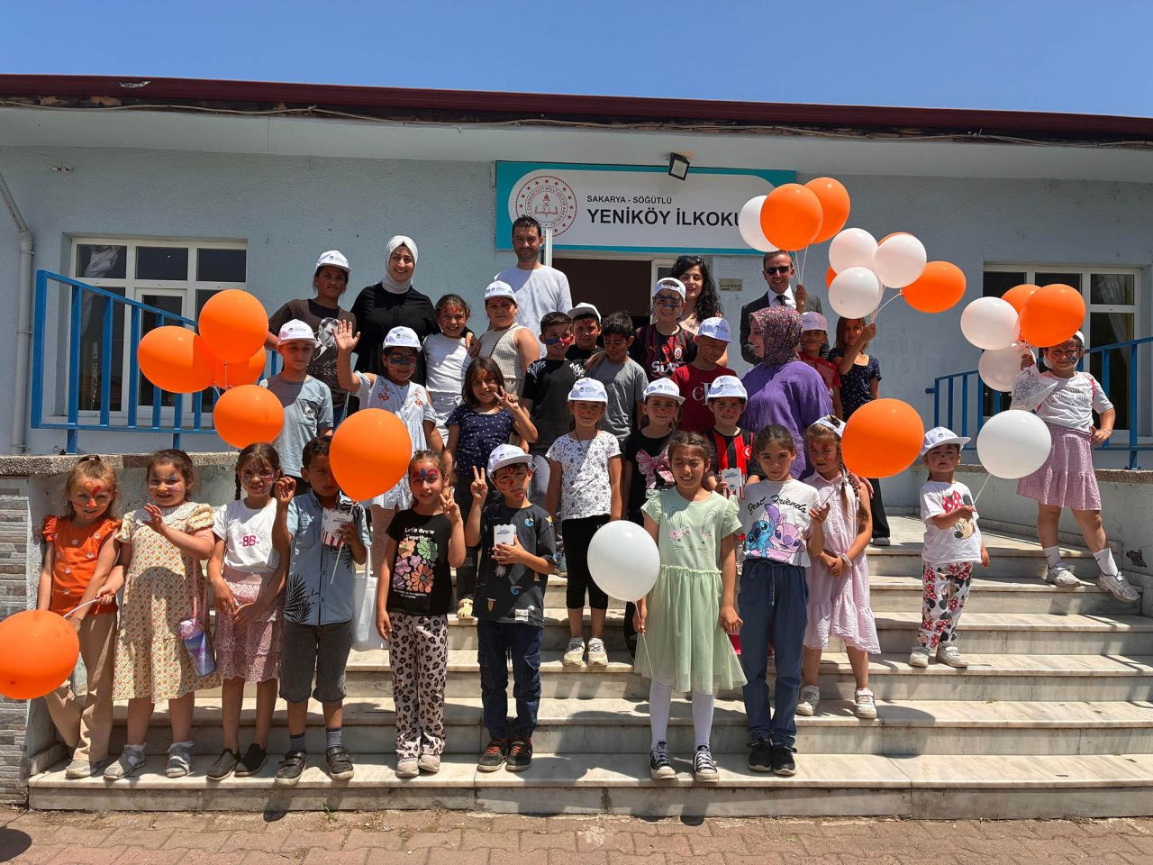 Büyükşehir’in tebessüm ekibi 5 farklı ilçede miniklere neşe götürdü - Sayfa 1
