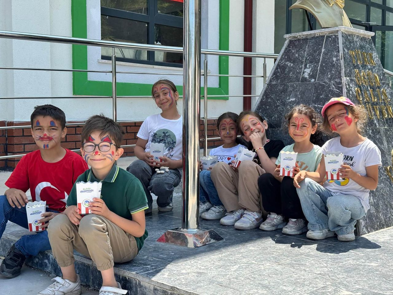 Büyükşehir’in tebessüm ekibi 5 farklı ilçede miniklere neşe götürdü - Sayfa 2