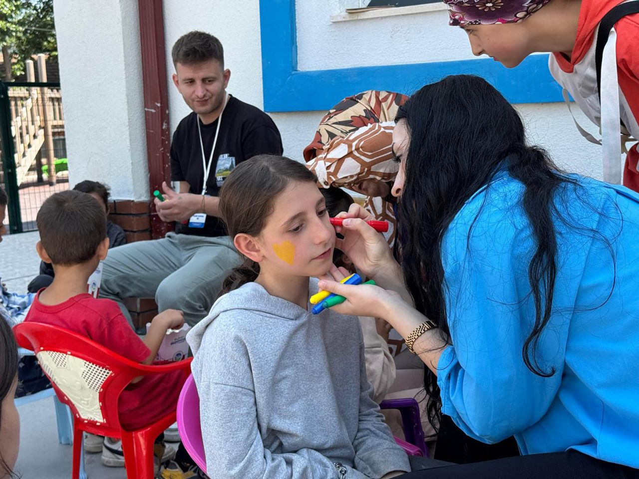 Büyükşehir’in tebessüm ekibi 5 farklı ilçede miniklere neşe götürdü - Sayfa 4