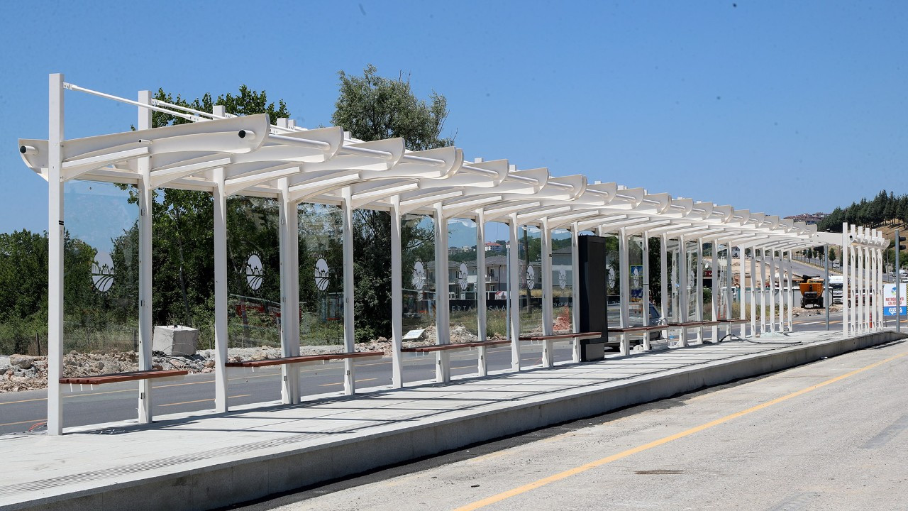 13 istasyonlu metrobüs hattında akıllı durakların montajı başladı
