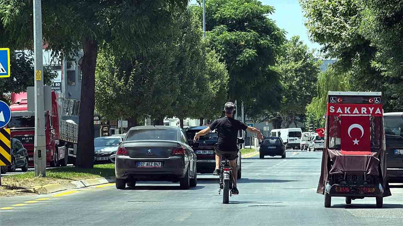 Müziğin Ritmine Kapıldı, Direksiyonu Bıraktı: Elektrikli Bisikletle Tehlikeye Davet