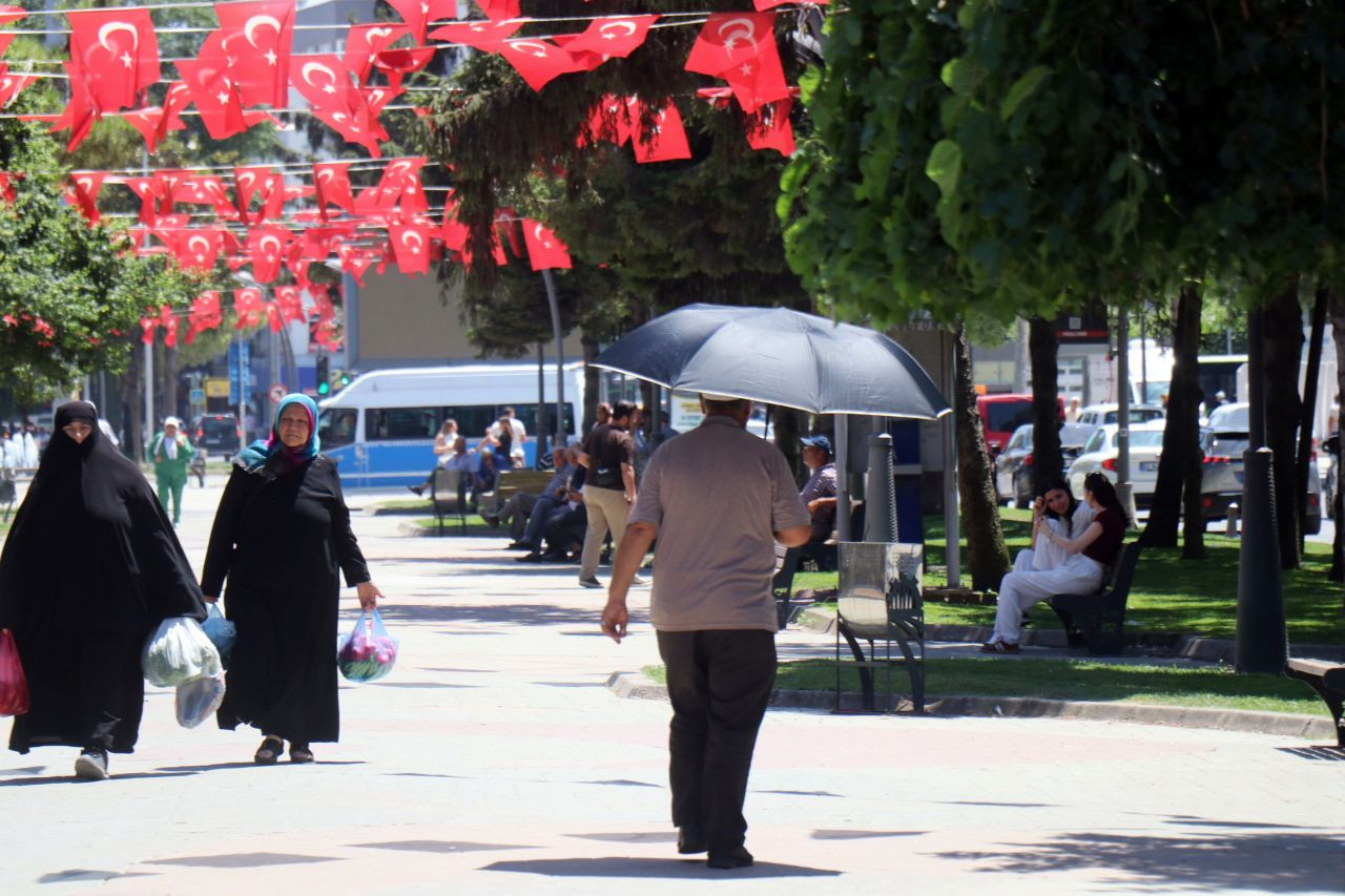 Sakarya’da Sıcak Hava Bunaltıyor: Araç Termometreleri 38 Dereceyi Gördi - Sayfa 1