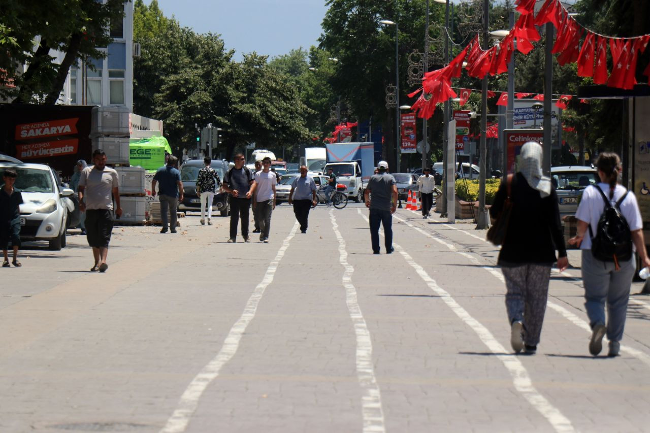Sakarya’da Sıcak Hava Bunaltıyor: Araç Termometreleri 38 Dereceyi Gördi - Sayfa 4