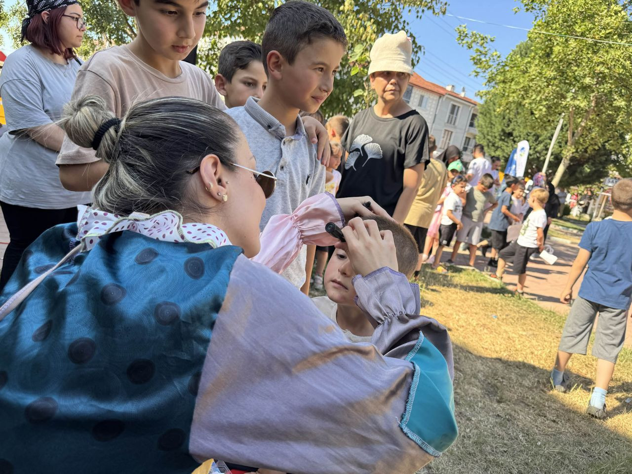 Yüzler Güldü, Hayaller Boyandı - Sayfa 1