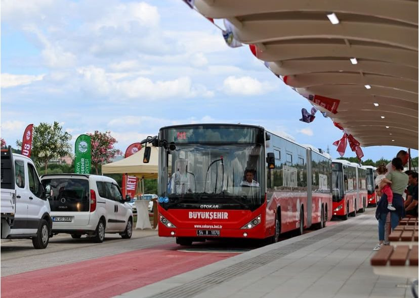 Sakarya Metrobüsle Tanıştı: İlk Gün Kalabalık Başladı - Sayfa 1