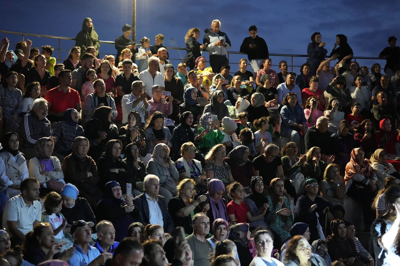 Sahil Amfide Nostalji Rüzgârı: Kent Orkestrası ve Sakaryalı Sanatçılar Sahnede - Sayfa 10