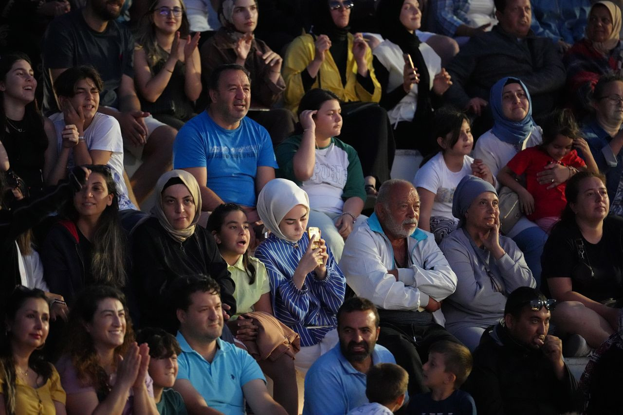 Sahil Amfide Nostalji Rüzgârı: Kent Orkestrası ve Sakaryalı Sanatçılar Sahnede - Sayfa 7