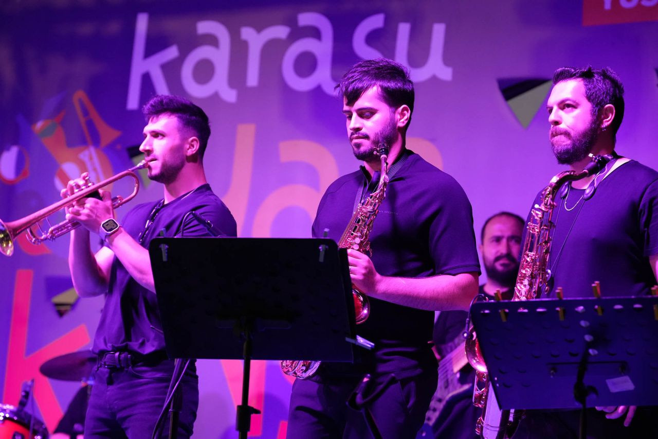 Sahil Amfide Nostalji Rüzgârı: Kent Orkestrası ve Sakaryalı Sanatçılar Sahnede - Sayfa 8