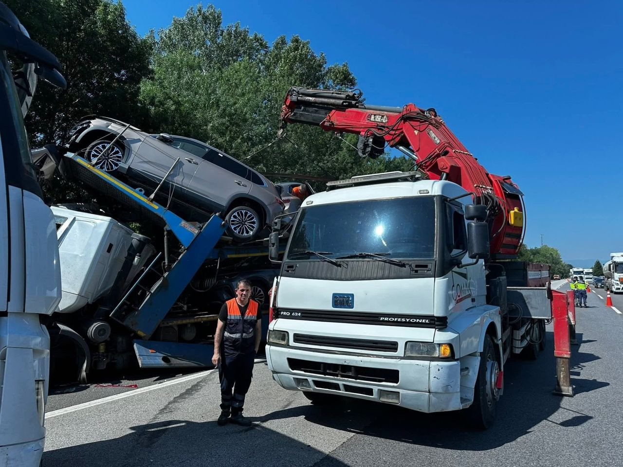 Togg Taşıyan Tır Kaza Yaptı, Araçlar Zarar Gördü, 1 Kişi Yaralı - Sayfa 1
