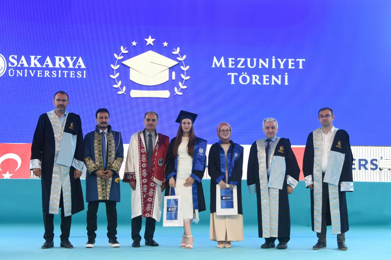 Sakarya Üniversitesi’nde Mezuniyet Coşkusu: 2024-2025 Mezunları Geleceğe Uğurlandı - Sayfa 1