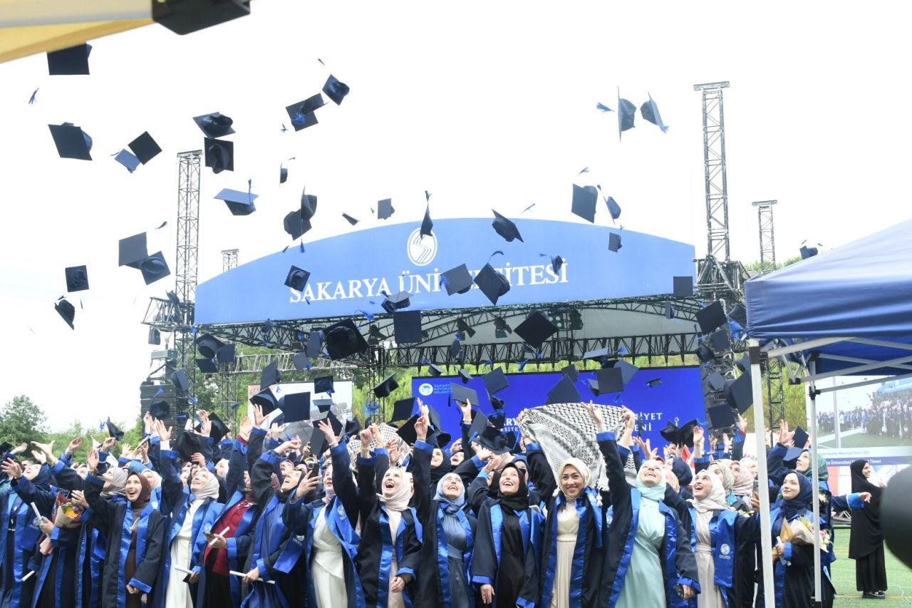 Sakarya Üniversitesi’nde Mezuniyet Coşkusu: 2024-2025 Mezunları Geleceğe Uğurlandı - Sayfa 7