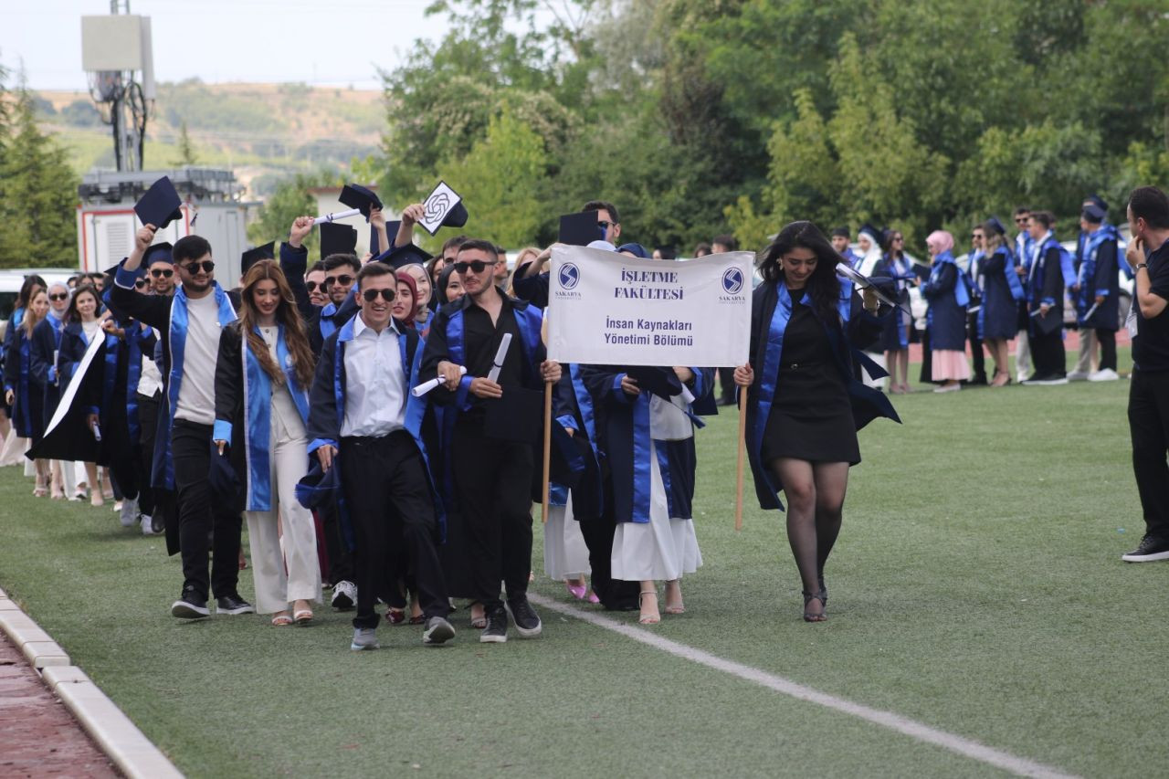 Sakarya Üniversitesi’nde Mezuniyet Coşkusu: 2024-2025 Mezunları Geleceğe Uğurlandı - Sayfa 13