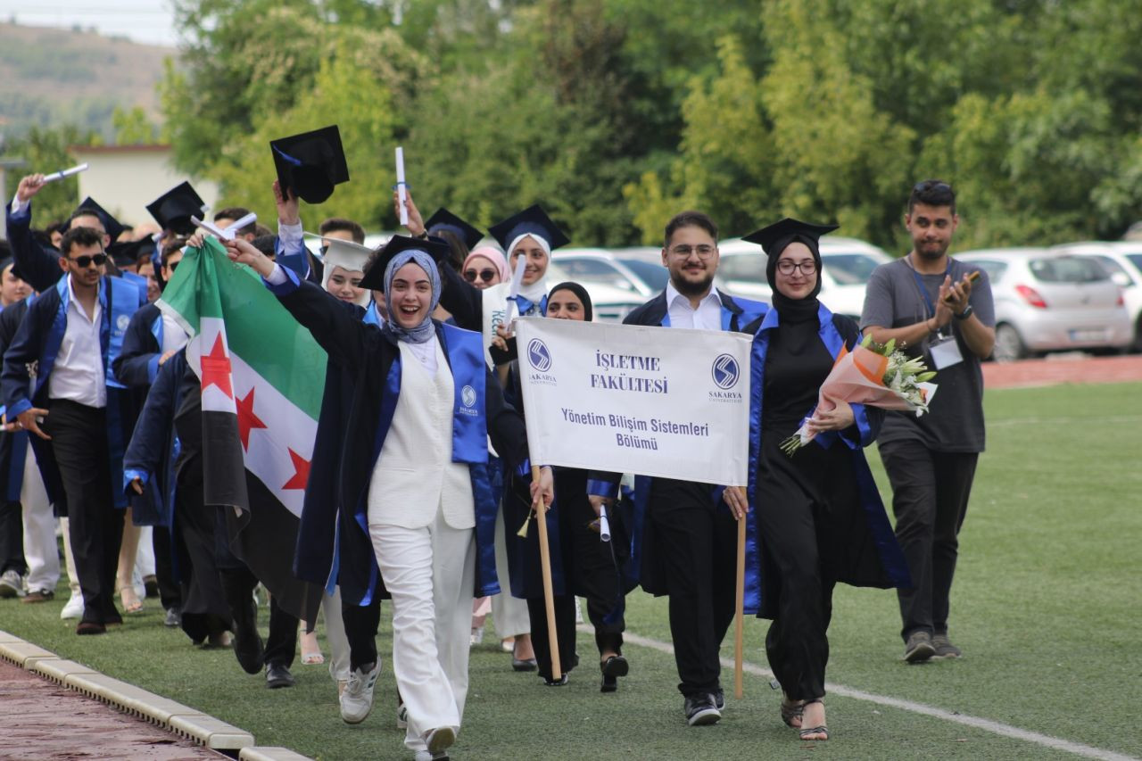 Sakarya Üniversitesi’nde Mezuniyet Coşkusu: 2024-2025 Mezunları Geleceğe Uğurlandı - Sayfa 12