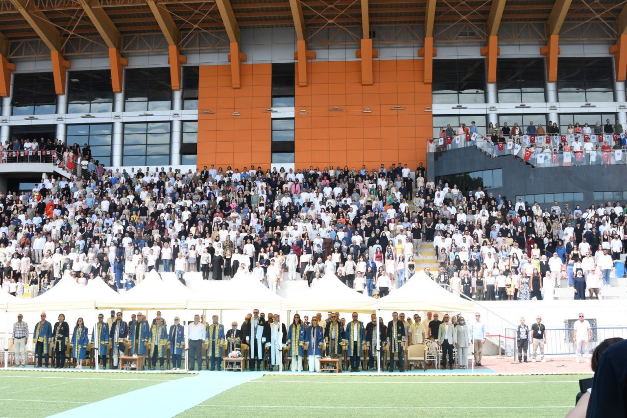 Sakarya Üniversitesi’nde Mezuniyet Coşkusu: 2024-2025 Mezunları Geleceğe Uğurlandı - Sayfa 2