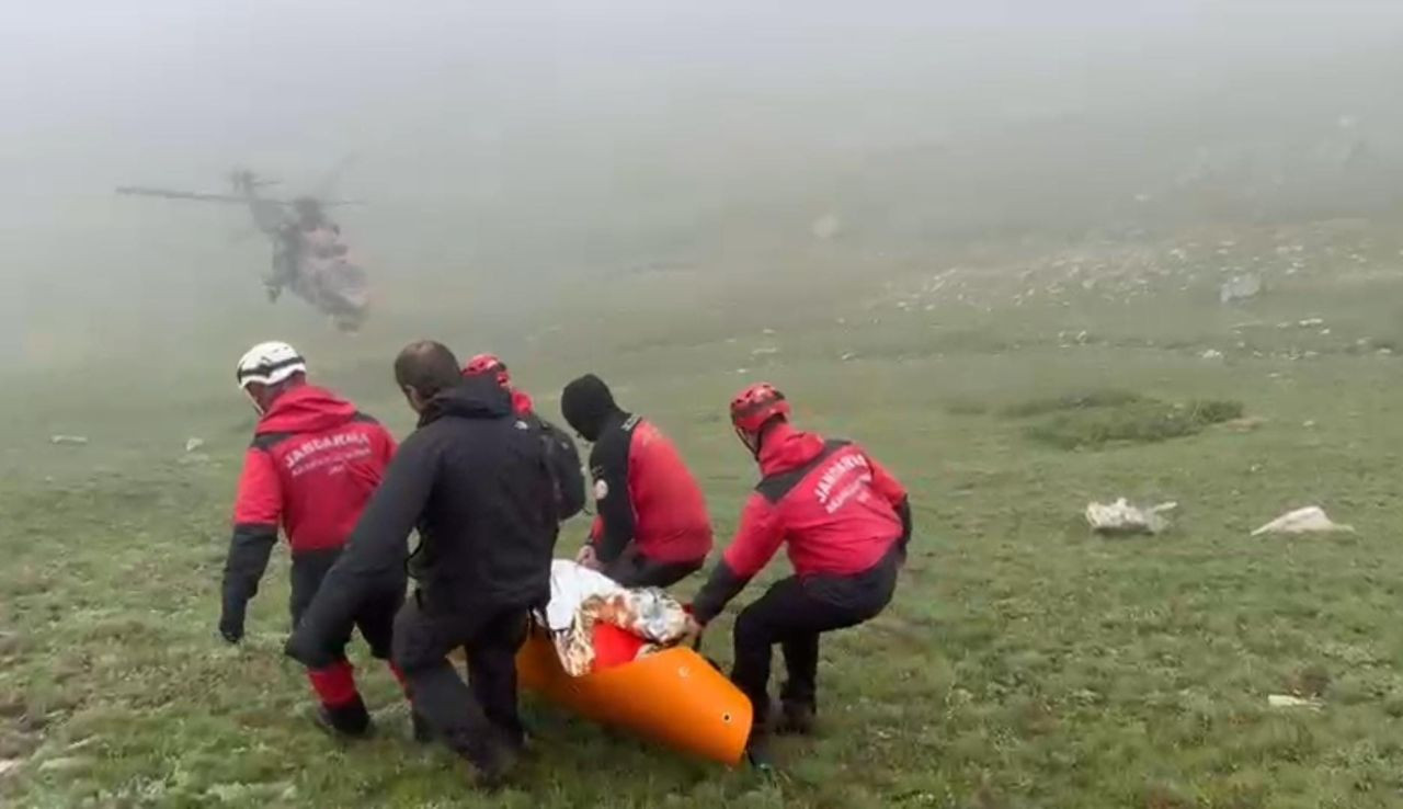 Yaralı yolcu ve pilotun cenazesi, helikopterle bölgeden alındı. - Sayfa 1