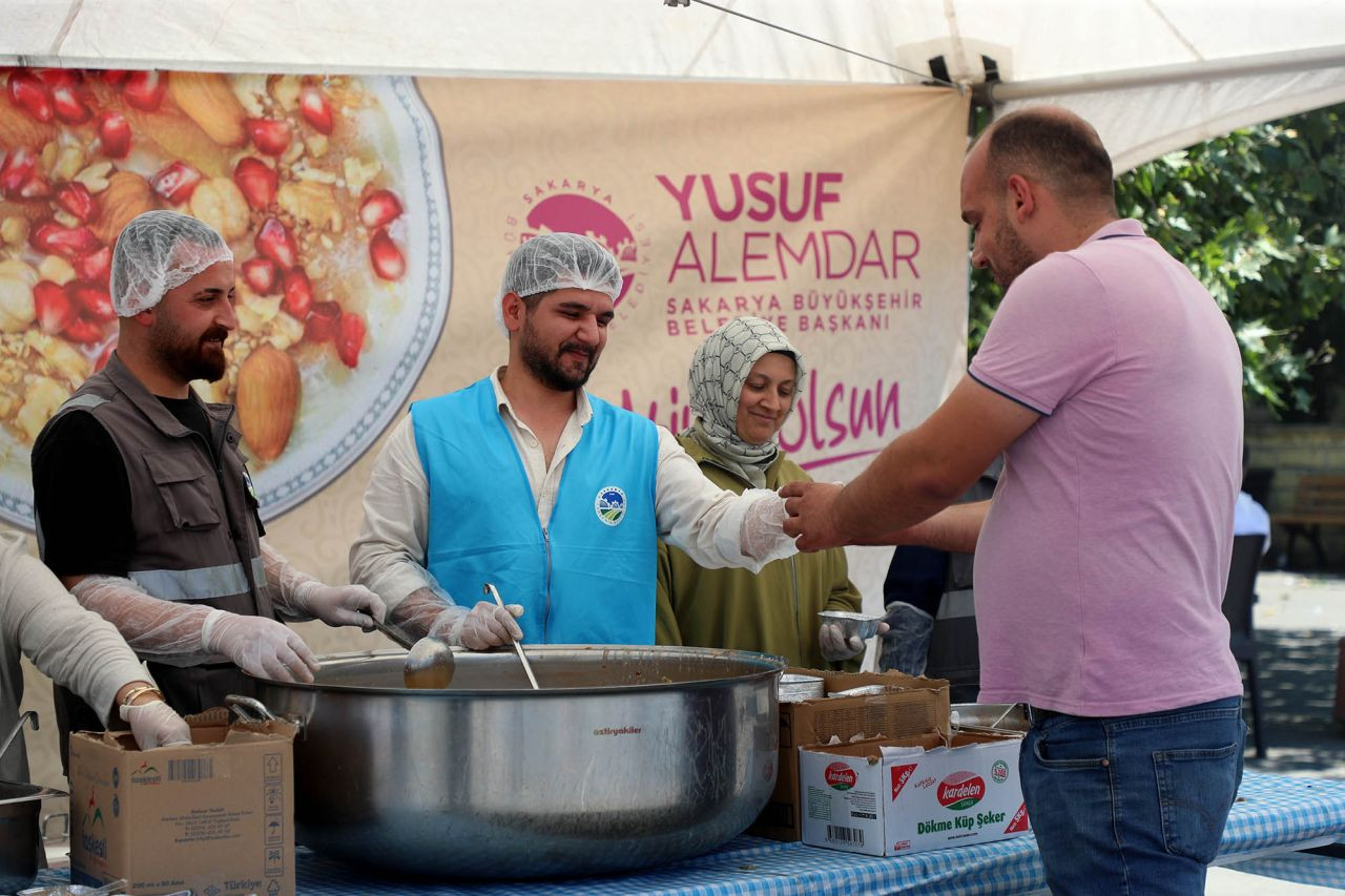 Büyükşehir 15 Bin Kişiye Bir Günde Aşure İkram Etti - Sayfa 1