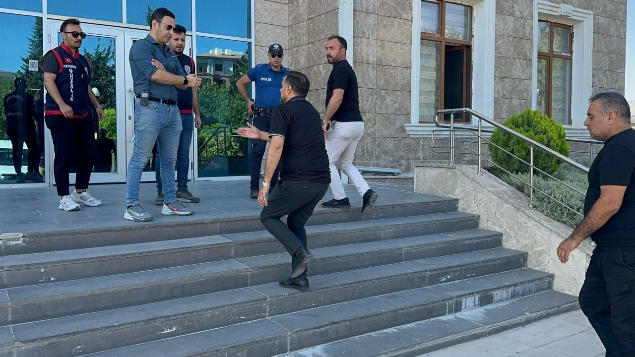 Adana ve Adıyaman Belediye Başkanları gözaltına alındı, arama sürüyor. - Sayfa 1