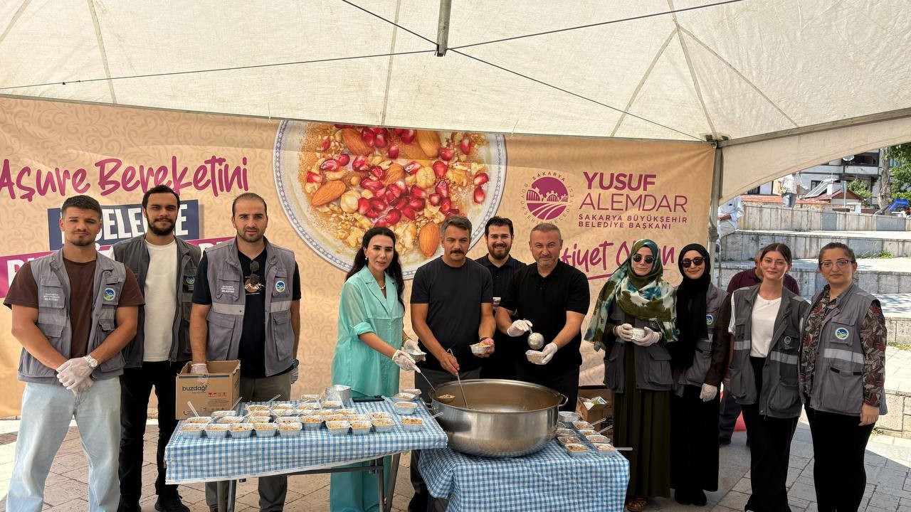Büyükşehir’den 16 İlçede Aşure İkramı