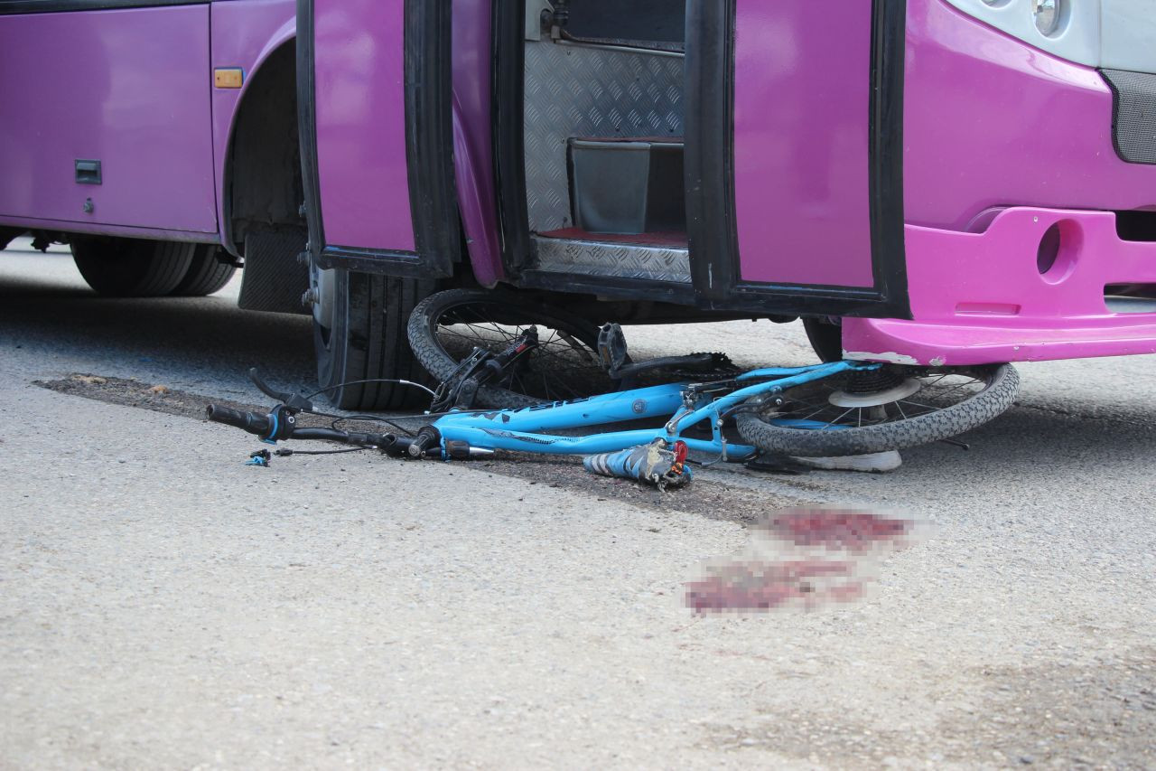 Bisikletiyle Yola Aniden Çıkan Çocuk Otobüsün Çarpmasıyla Yaralandı - Sayfa 1