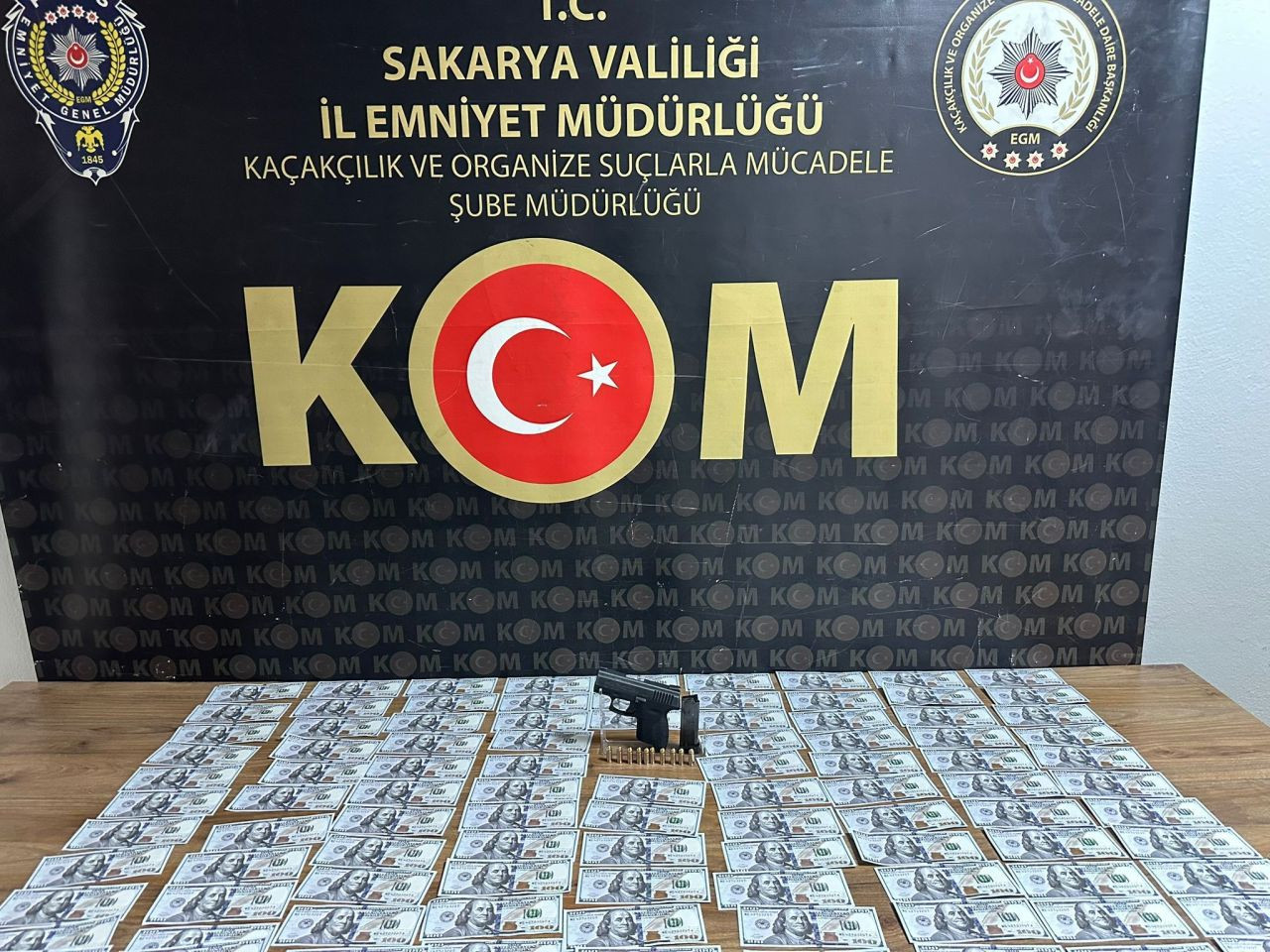 Sakarya’da Sahte Para ve Silah Operasyonu: 14 Bin 100 Dolar ve Silahlar Ele Geçirildi - Sayfa 1