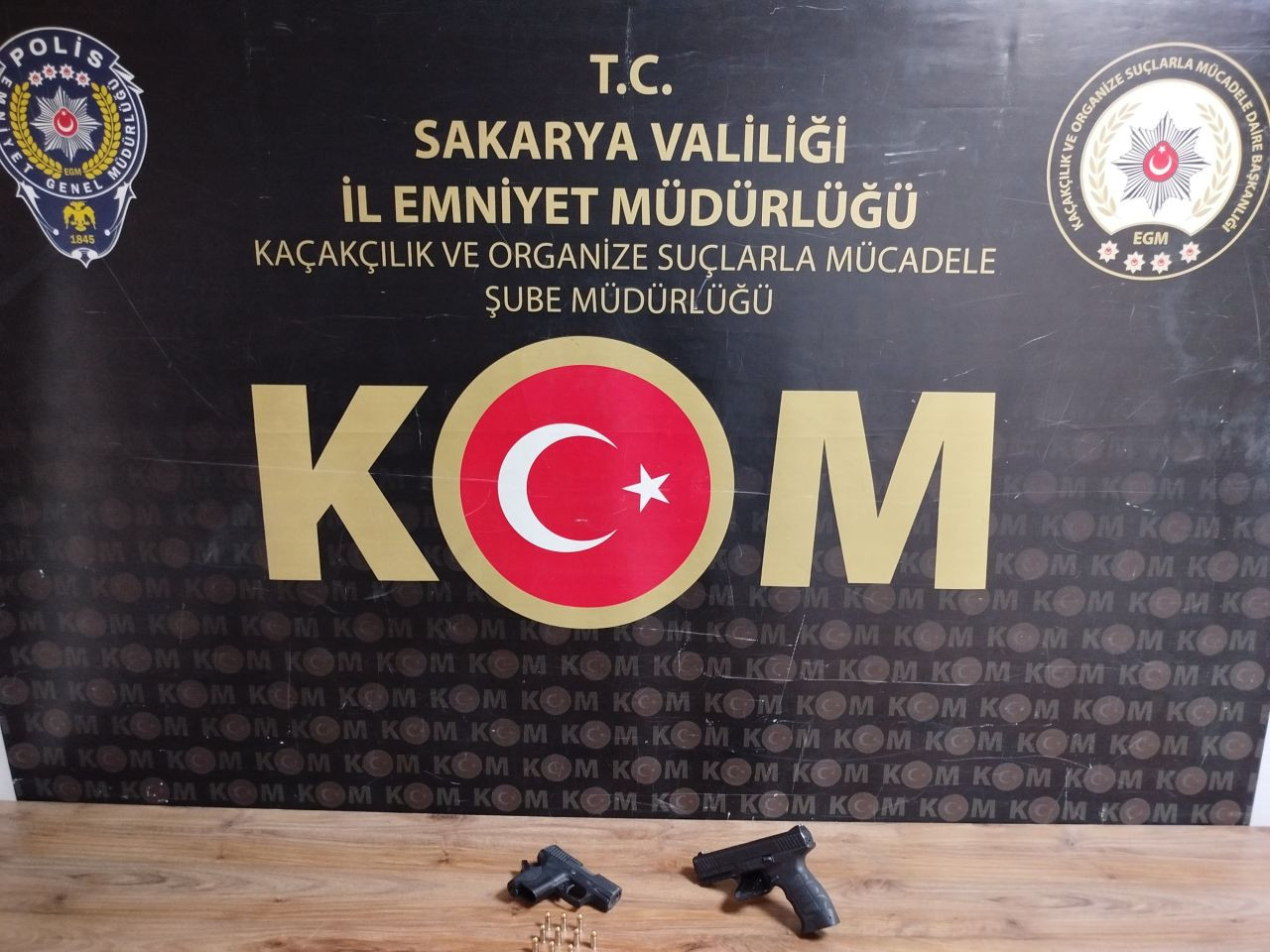 Sakarya’da Sahte Para ve Silah Operasyonu: 14 Bin 100 Dolar ve Silahlar Ele Geçirildi - Sayfa 2