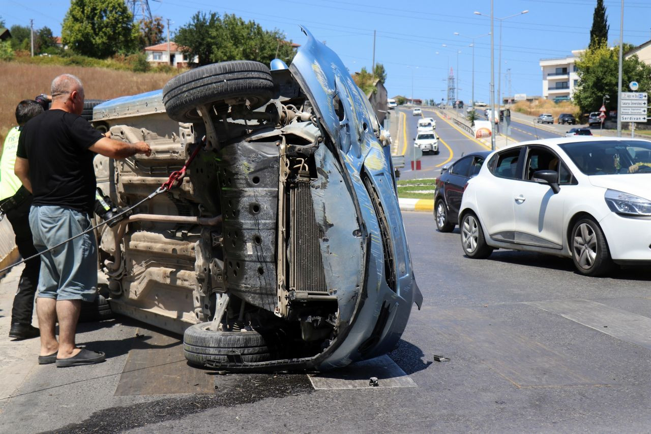 Serdivan’da Rampada Kaza: Otomobil Bariyere Çarpıp Yan Yattı - Sayfa 1