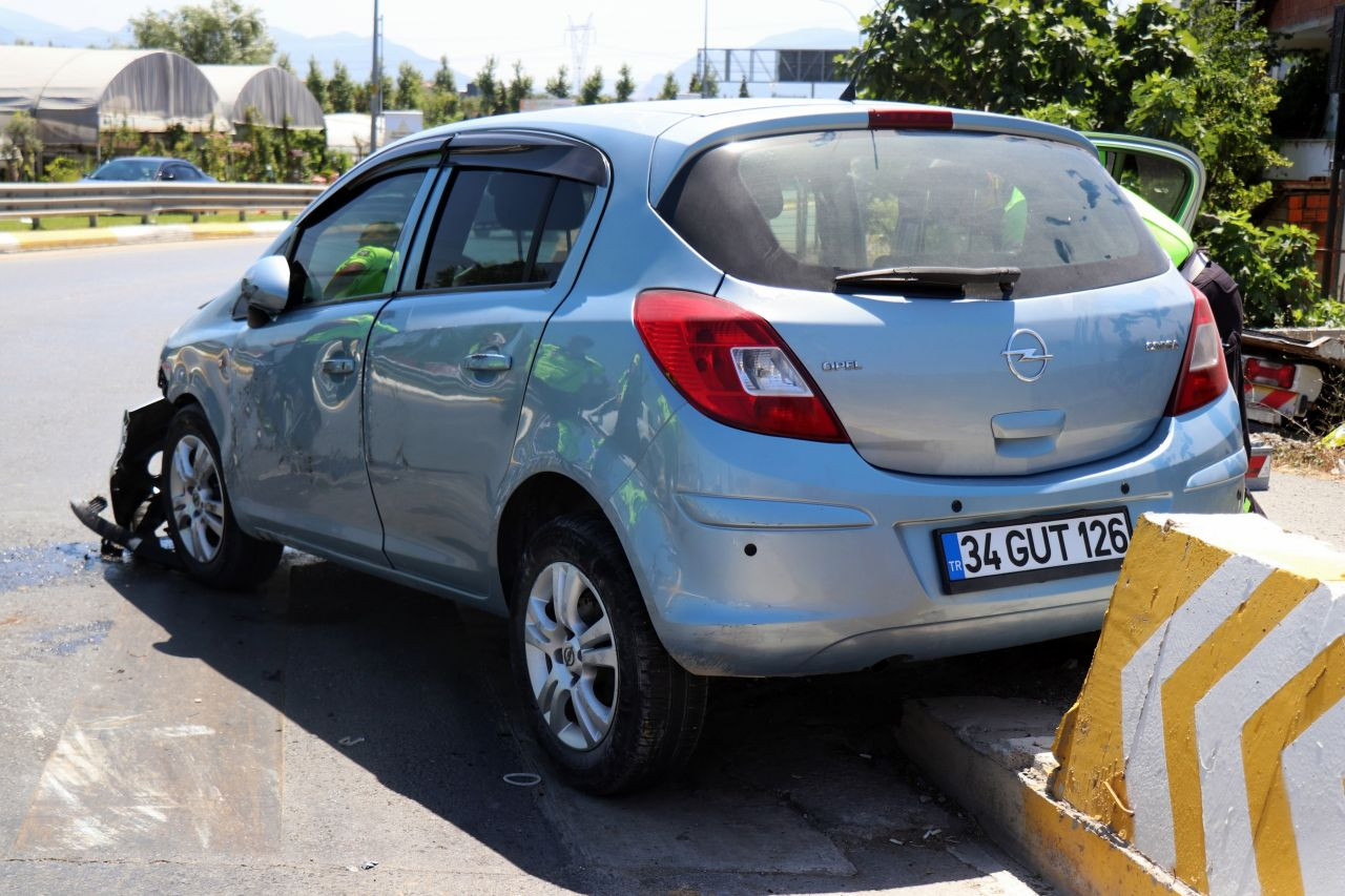 Serdivan’da Rampada Kaza: Otomobil Bariyere Çarpıp Yan Yattı - Sayfa 3