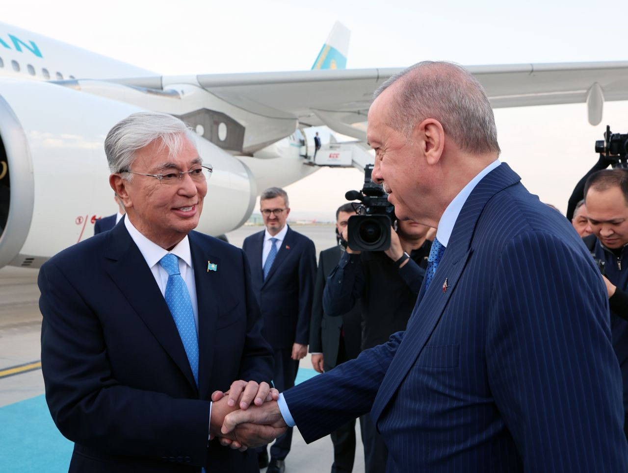 Cumhurbaşkanı Erdoğan, Tokayev’i Esenboğa’da Resmi Törenle Karşıladı - Sayfa 1