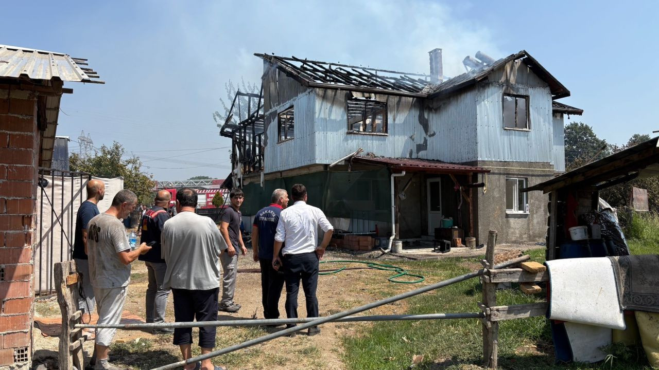 Hendek'te İki Katlı Evin Üst Katı Alevlere Teslim Oldu - Sayfa 1