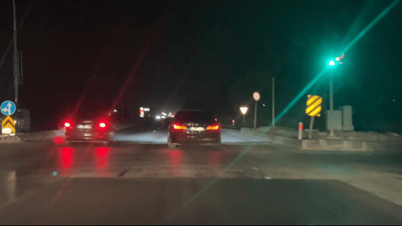 D-100’de Kırmızı Işıkta Tehlikeli Yarış: Akan Trafikte Can Pazarı