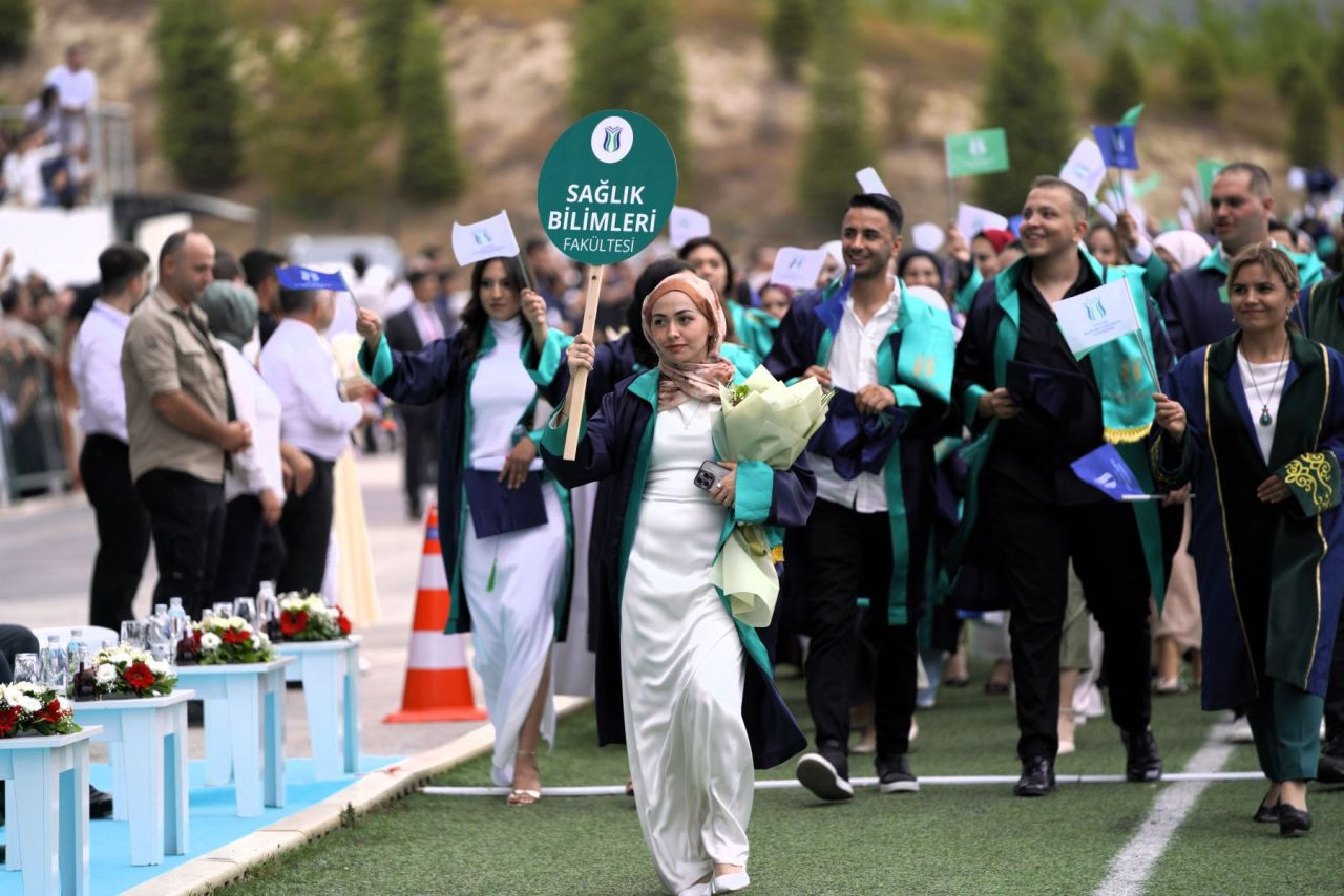 SUBÜ 3.263 Öğrencisini Coşkulu Törenle Mezun Etti - Sayfa 1