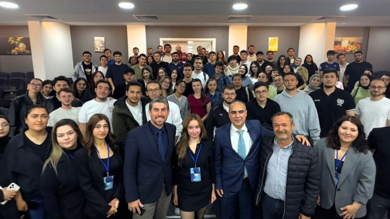 Kariyer Zirvesi 2025’te Öğrencilerle Buluştular