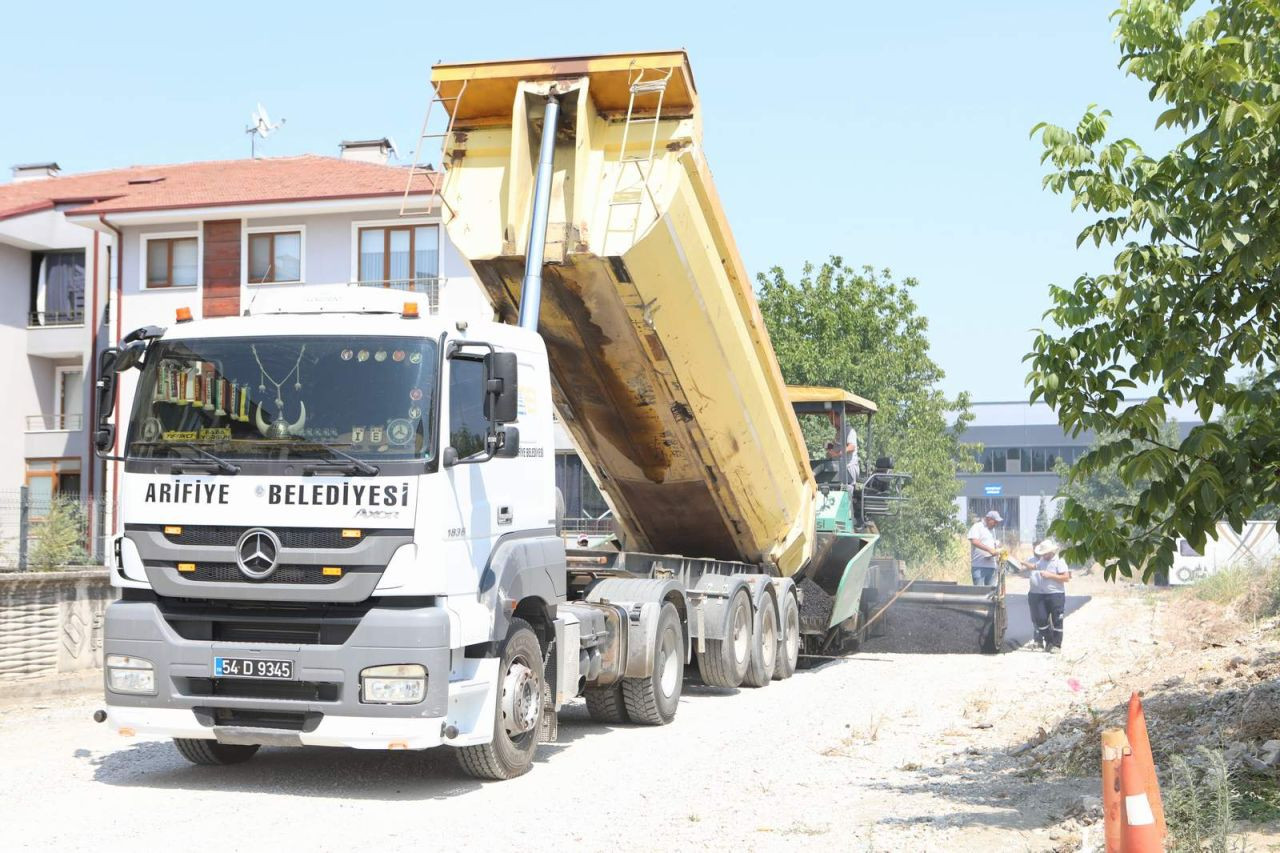 Arifiye Belediyesi Hanlıköy Mahallesi’nde Asfalt Çalışmalarına Başladı - Sayfa 1