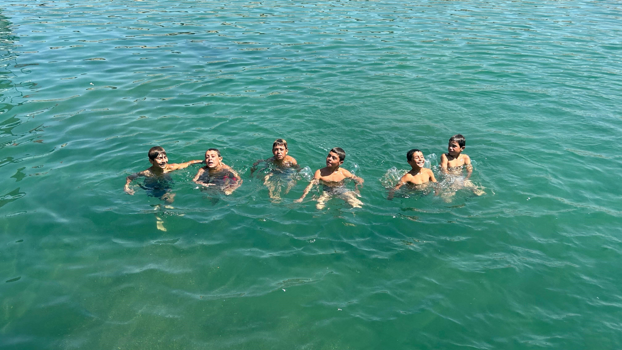 Van Gölü’nde Yüzdüler, Saçları Sarardı! - Sayfa 4