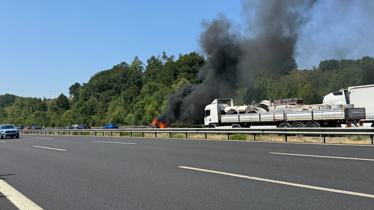 Anadolu Otoyolu’nda Yabancı Plakalı Otomobil Alev Alev Yandı - Sayfa 1