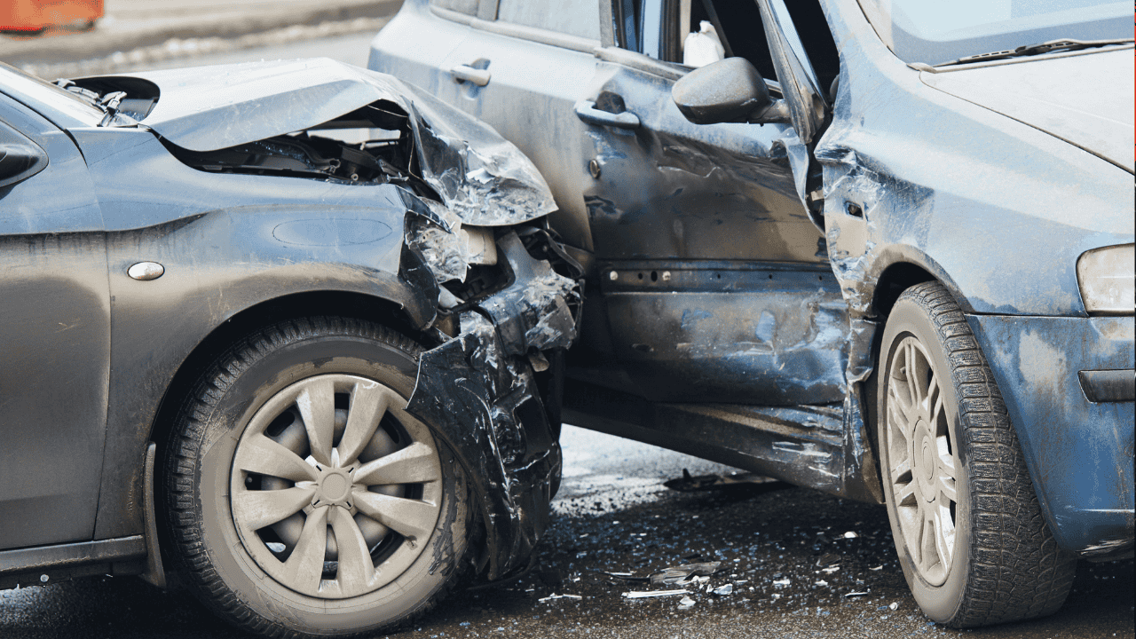 Bir Kadın, Tartıştığı Eşinin Otomobiline Defalarca Çarptı