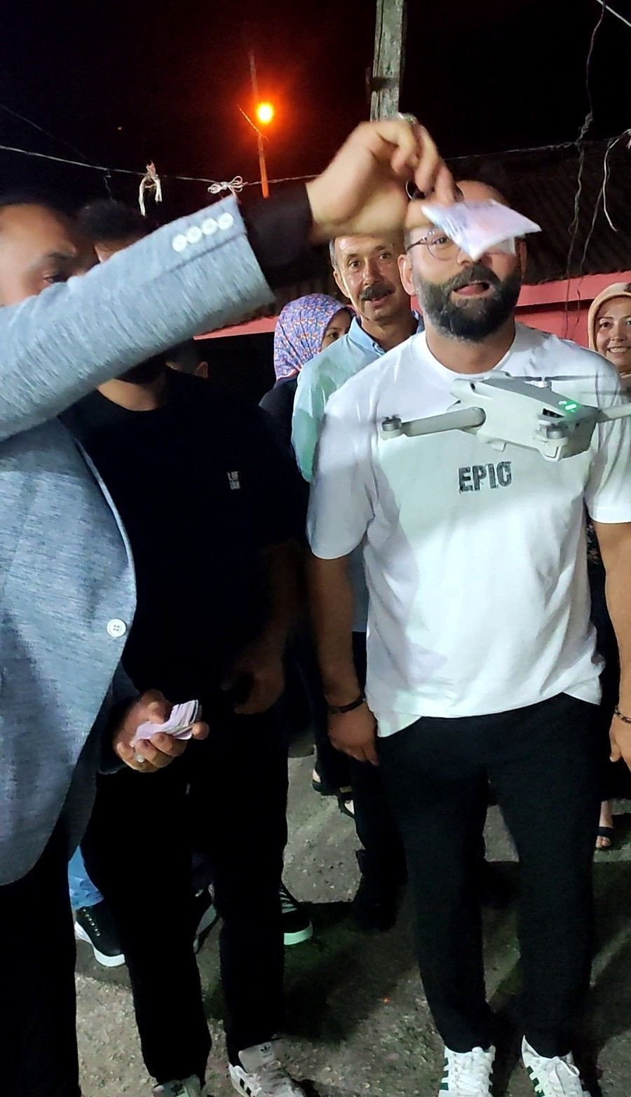 Düğünde Drona Para Takmak İsterken Halayın Üzerine Düşürdü - Sayfa 9